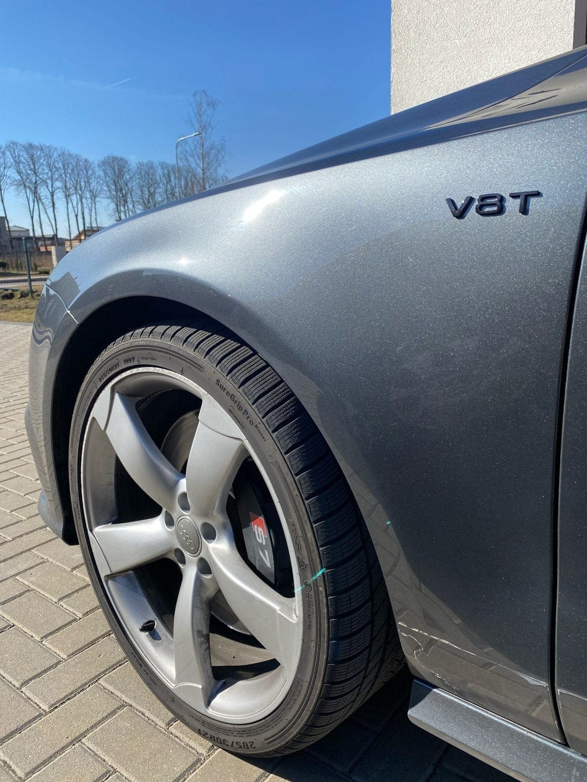 Détail du badge d'aile V8T noir Black Edition sur carrosserie Audi