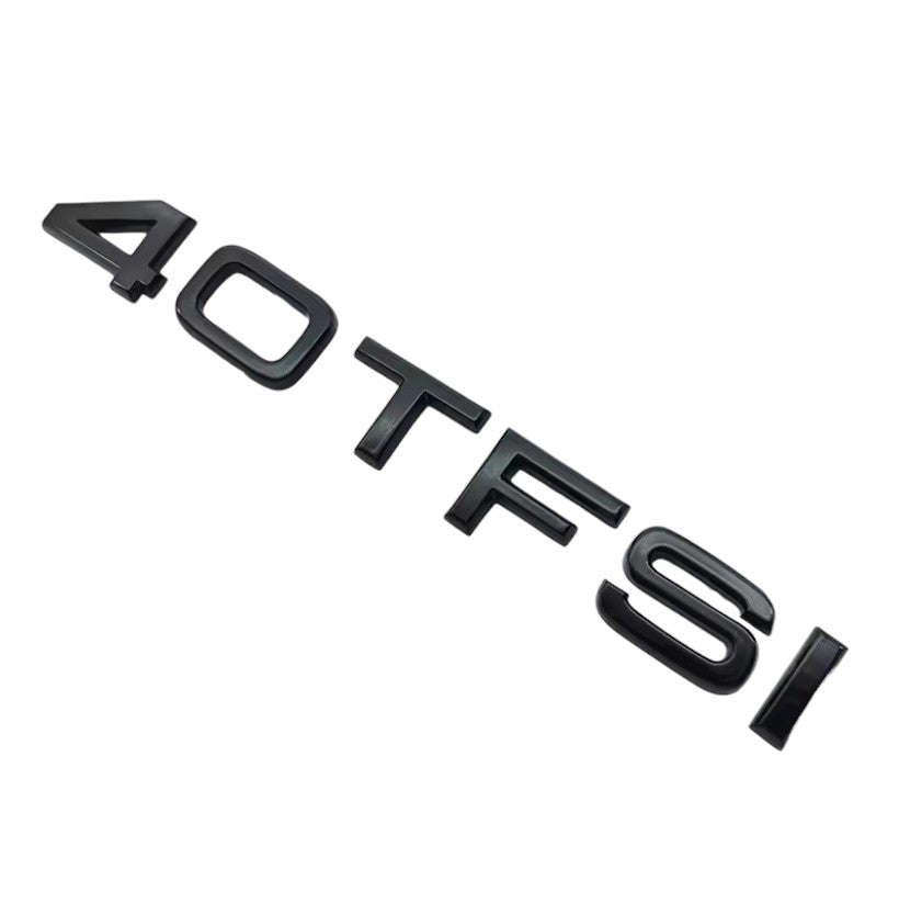Badge de coffre 40 TFSI noir monté sur le hayon d'une Audi