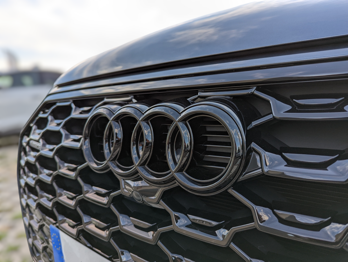 Logo noir de calandre emblème Audi look Black Edition, vue 7