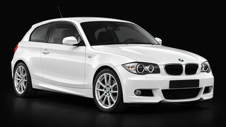 BMW Série 1 E81 blanche à trois portes, vue de trois-quarts avant sur fond noir