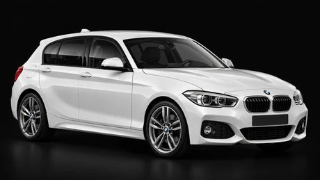 BMW Série 1 F20 blanche, vue de trois-quarts avant sur fond noir