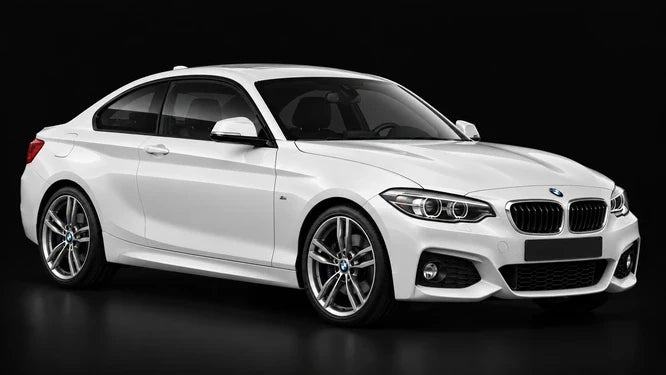 BMW Série 2 F22 blanche, vue de trois-quarts avant sur fond noir