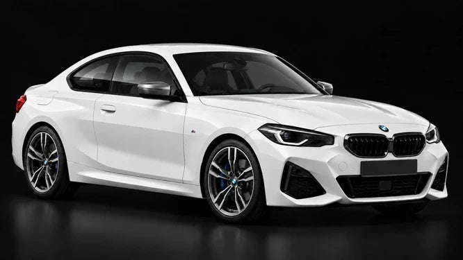 BMW Série 2 G42 blanche, vue de trois-quarts avant sur fond noir