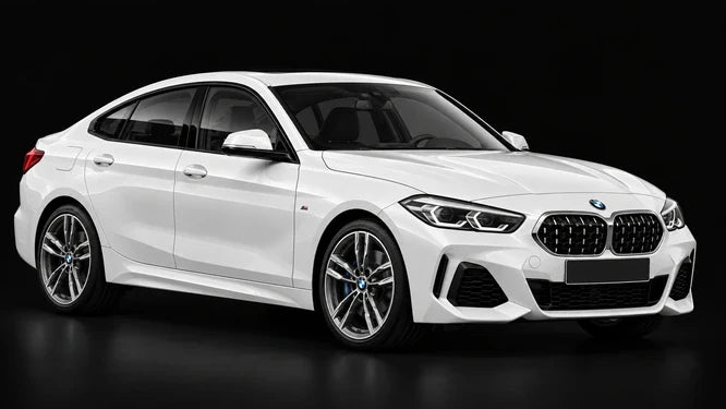 BMW Série 2 Gran Coupé F44 blanche, vue de trois-quarts avant sur fond noir