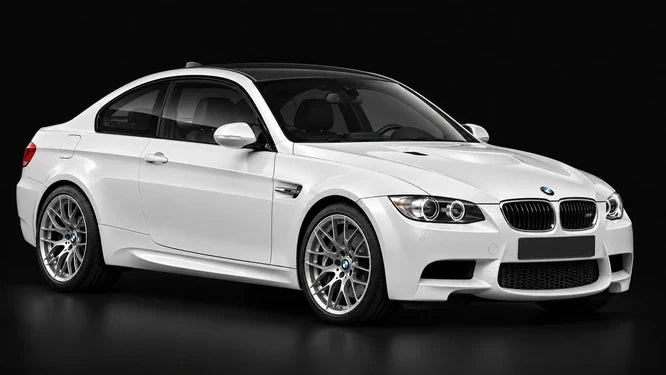 BMW M3 E92 blanche, vue de trois-quarts avant sur fond noir