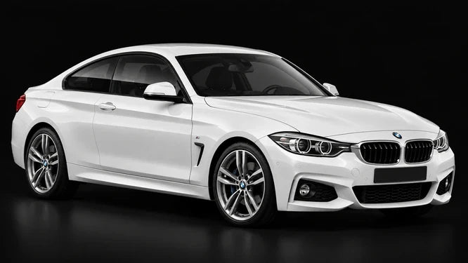 BMW Série 4 F32 Coupé blanche, vue de trois-quarts avant sur fond noir