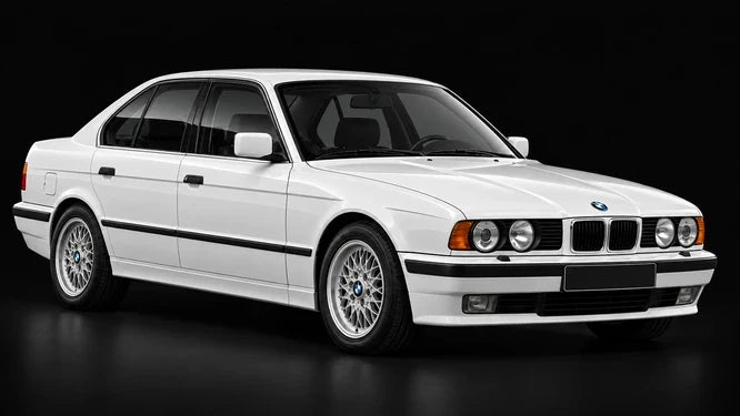 BMW Série 5 E34 blanche, vue de trois-quarts avant sur fond noir