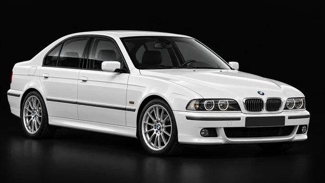 BMW Série 5 E39 blanche, vue de trois-quarts avant sur fond noir