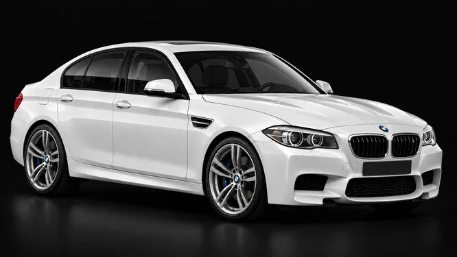 BMW M5 F10 blanche, vue de trois-quarts avant sur fond noir