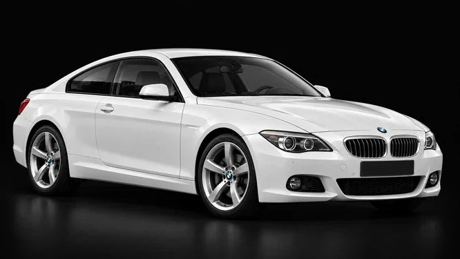 BMW Série 6 E63 blanche, vue de trois-quarts avant sur fond noir