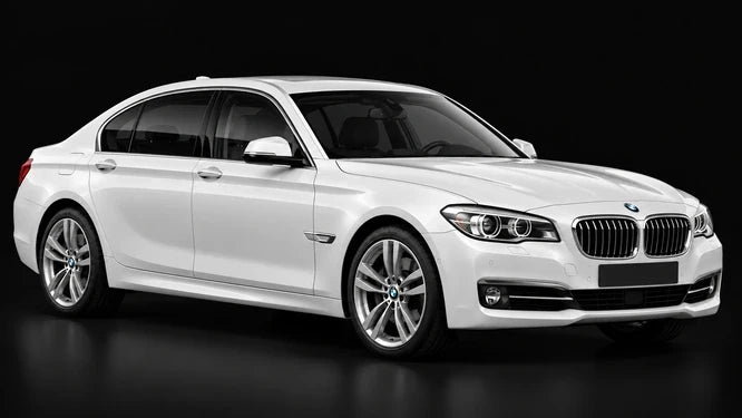 BMW Série 7 F01 blanche, vue de trois-quarts avant sur fond noir