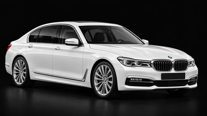 BMW Série 7 G11 blanche, vue de trois-quarts avant sur fond noir