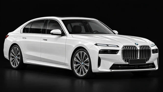 BMW Série 7 G70 blanche, vue de trois-quarts avant sur fond noir