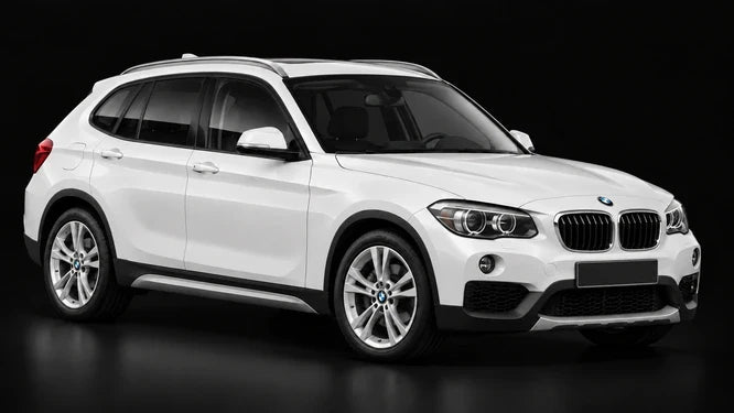 BMW X1 E84 blanche, vue de trois-quarts avant sur fond noir