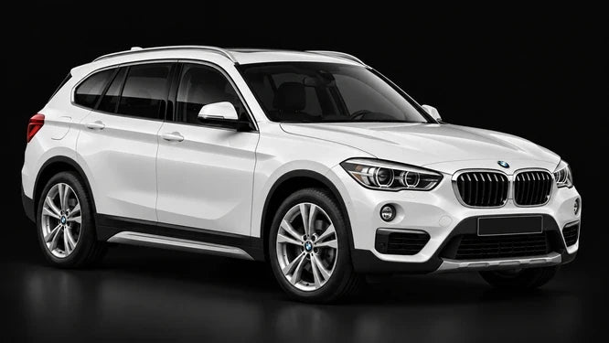 BMW X1 F48 blanche, vue de trois-quarts avant sur fond noir