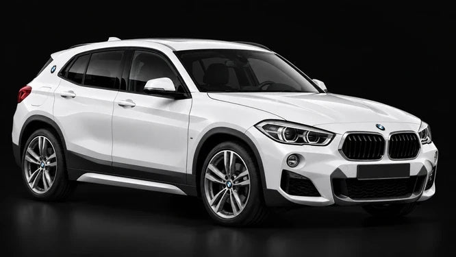BMW X2 F39 blanche, vue de trois-quarts avant sur fond noir