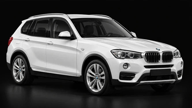 BMW X3 F25 blanche, vue de trois-quarts avant sur fond noir