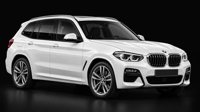 BMW X3 G01 blanche, vue de trois-quarts avant sur fond noir