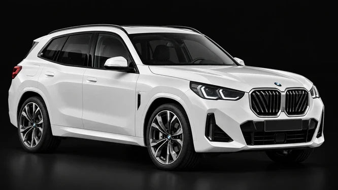 BMW X3 G45 blanche, vue de trois-quarts avant sur fond noir