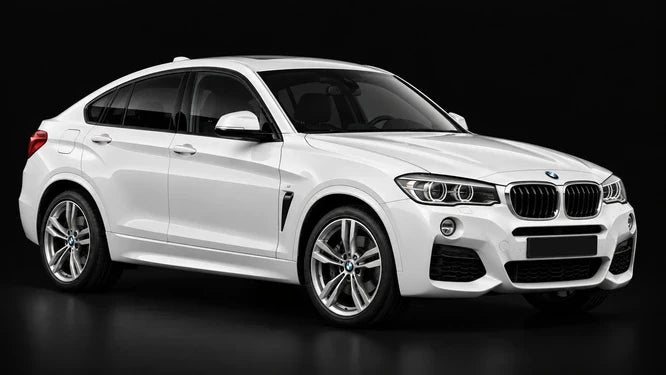 BMW X4 F26 blanche, vue de trois-quarts avant sur fond noir