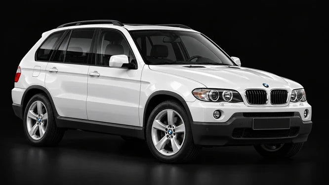 BMW X5 E53 blanche, vue de trois-quarts avant sur fond noir