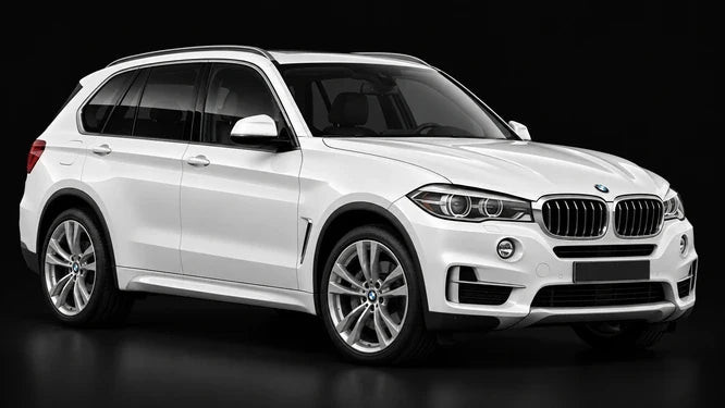 BMW X5 F15 blanche, vue de trois-quarts avant sur fond noir