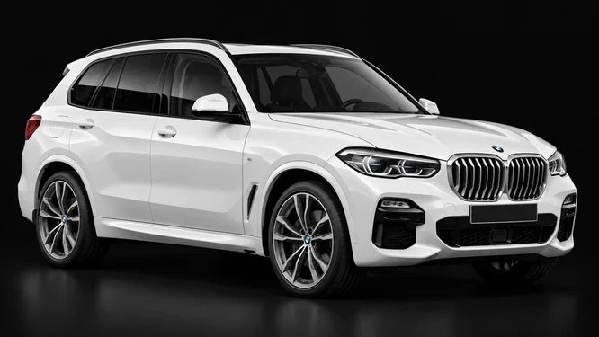 BMW X5 G05 blanche, vue de trois-quarts avant sur fond noir