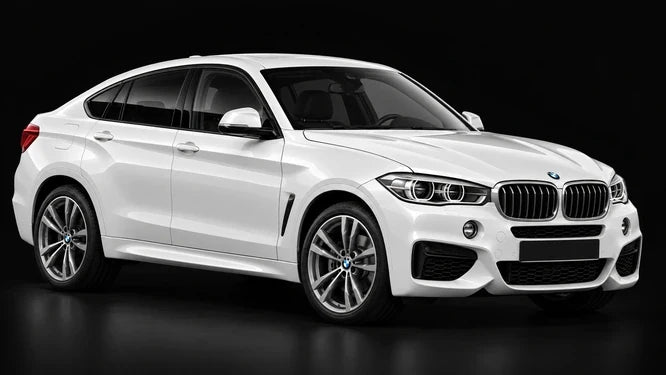 BMW X6 F16 blanche, vue de trois-quarts avant sur fond noir
