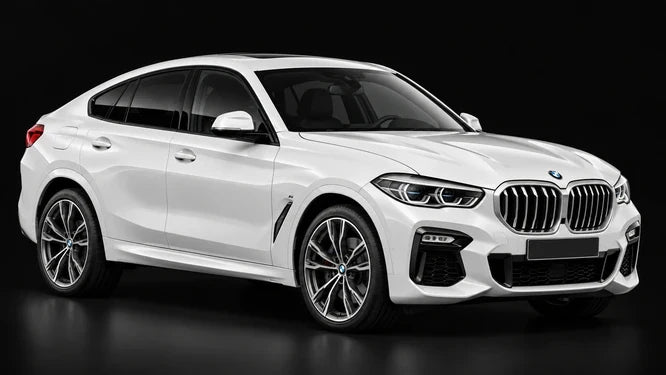 BMW X6 G06 blanche, vue de trois-quarts avant sur fond noir