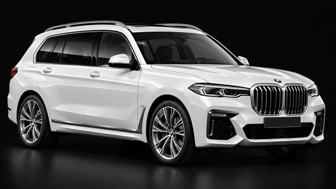 BMW X7 G07 blanche, vue de trois-quarts avant sur fond noir