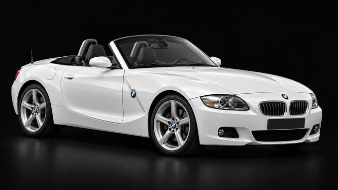 BMW Z4 E85 blanche décapotée, vue de trois-quarts avant sur fond noir