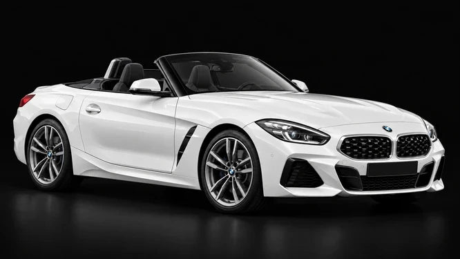 BMW Z4 G29 blanche décapotée, vue de trois-quarts avant sur fond noir