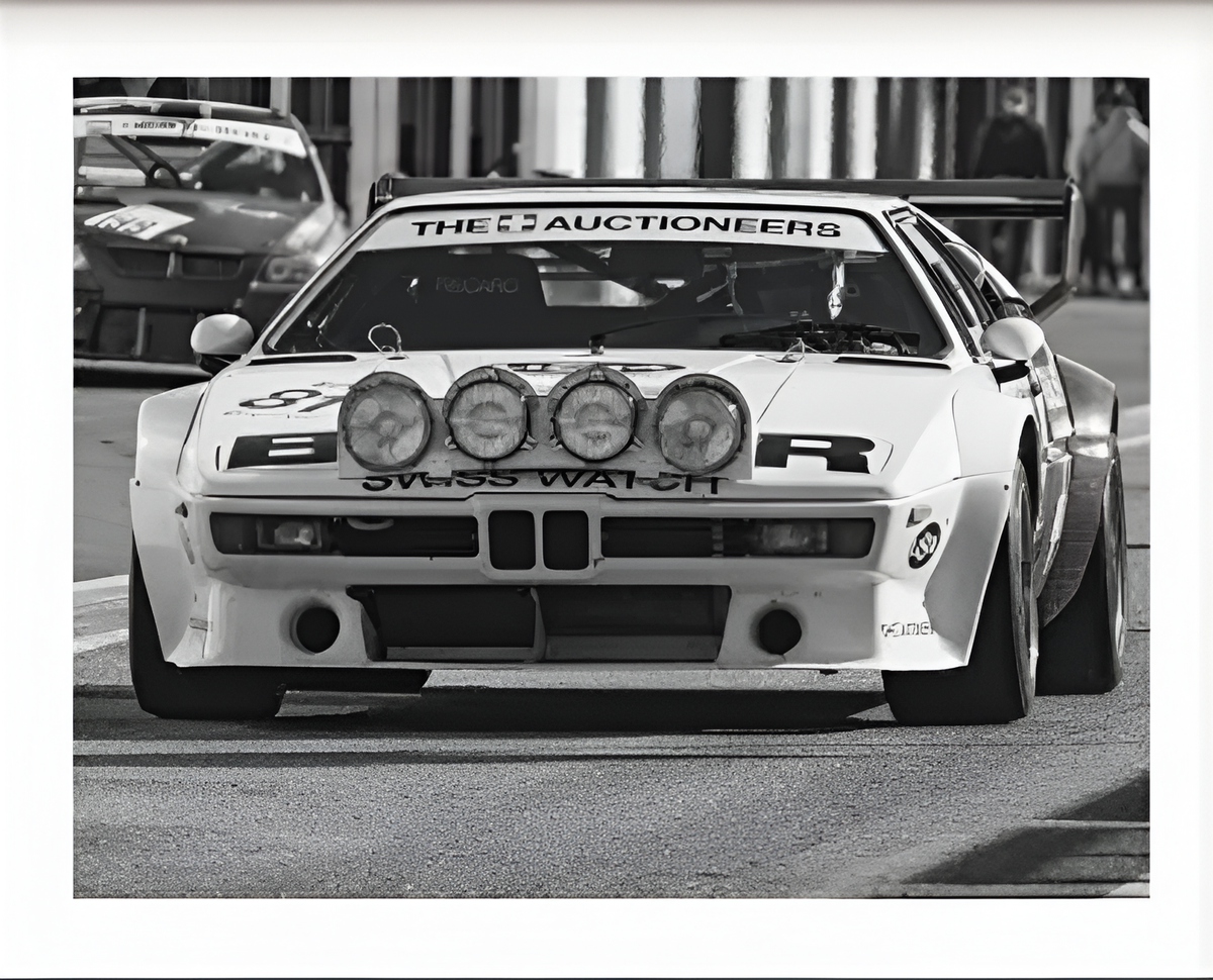 Affiche noir et blanc vintage de voiture ancienne BMW M1 Procar, vue 2