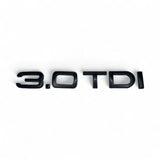 Badge de coffre 3.0 TDI noir monté sur le hayon d'une Audi