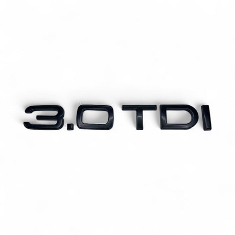 Badge de coffre 3.0 TDI noir monté sur le hayon d'une Audi
