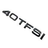 Badge de coffre 40 TFSI noir monté sur le hayon d'une Audi