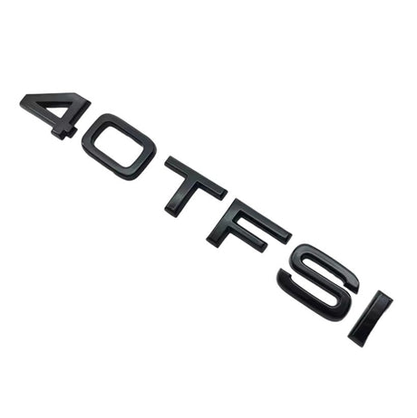 Badge de coffre 40 TFSI noir monté sur le hayon d'une Audi
