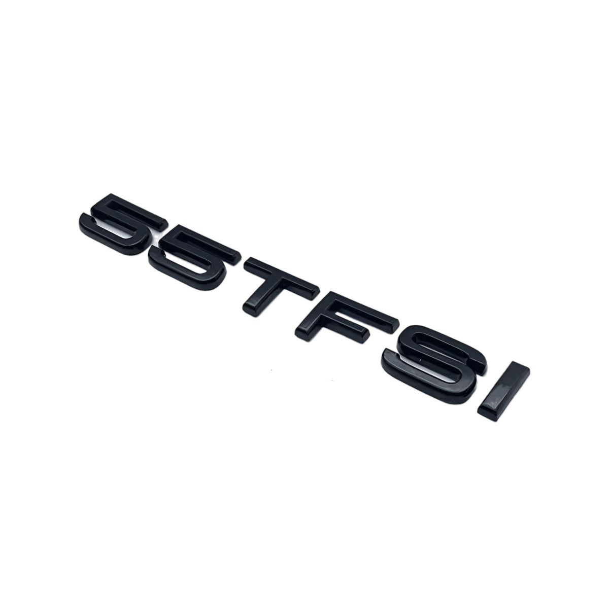 Badge de coffre 55 TFSI noir monté sur le hayon d'une Audi