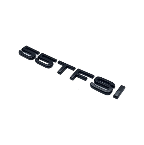 Badge de coffre 55 TFSI noir monté sur le hayon d'une Audi