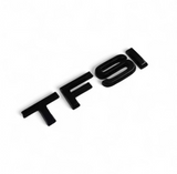 Pose du badge de coffre TFSI noir sur le hayon d'une Audi