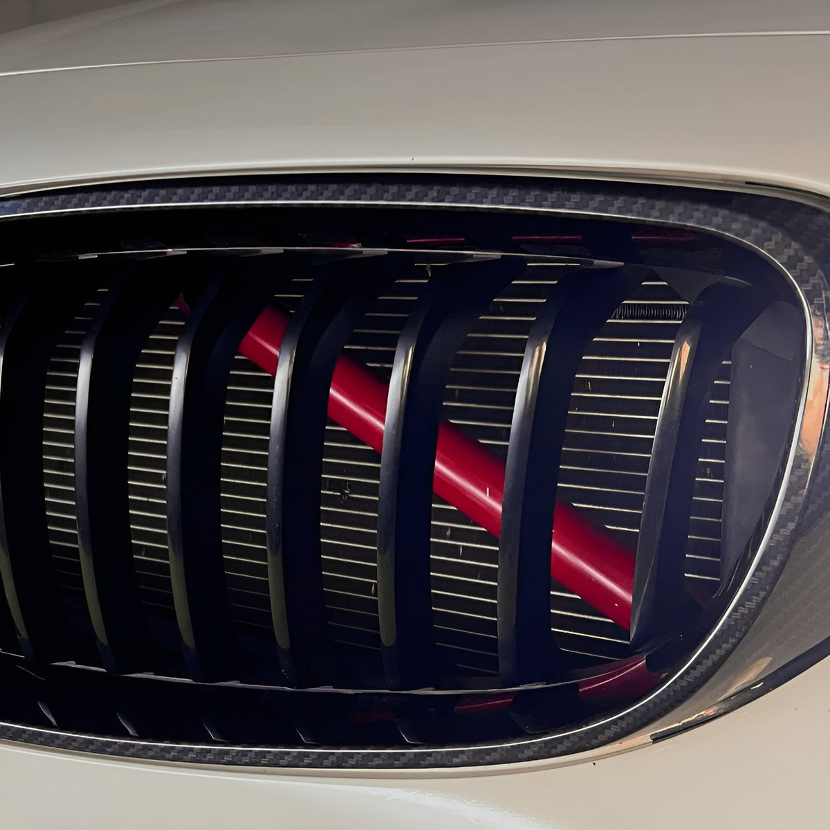 Garnitures V-Brace pour barres de renfort de calandre BMW, coloris rouge
