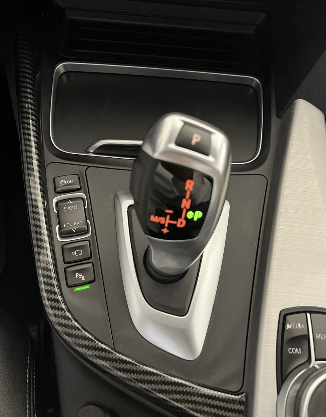 Insert intérieur carbone entourage levier de vitesse pour BMW Série 1 F20 (2011 à 2019), vue 3