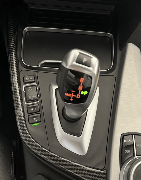 Insert intérieur carbone entourage levier de vitesse pour BMW Série 1 F20 (2011 à 2019), vue 3